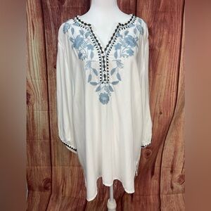 C&C California white and blue floral embroidery boho flowy women’s blouse 1X